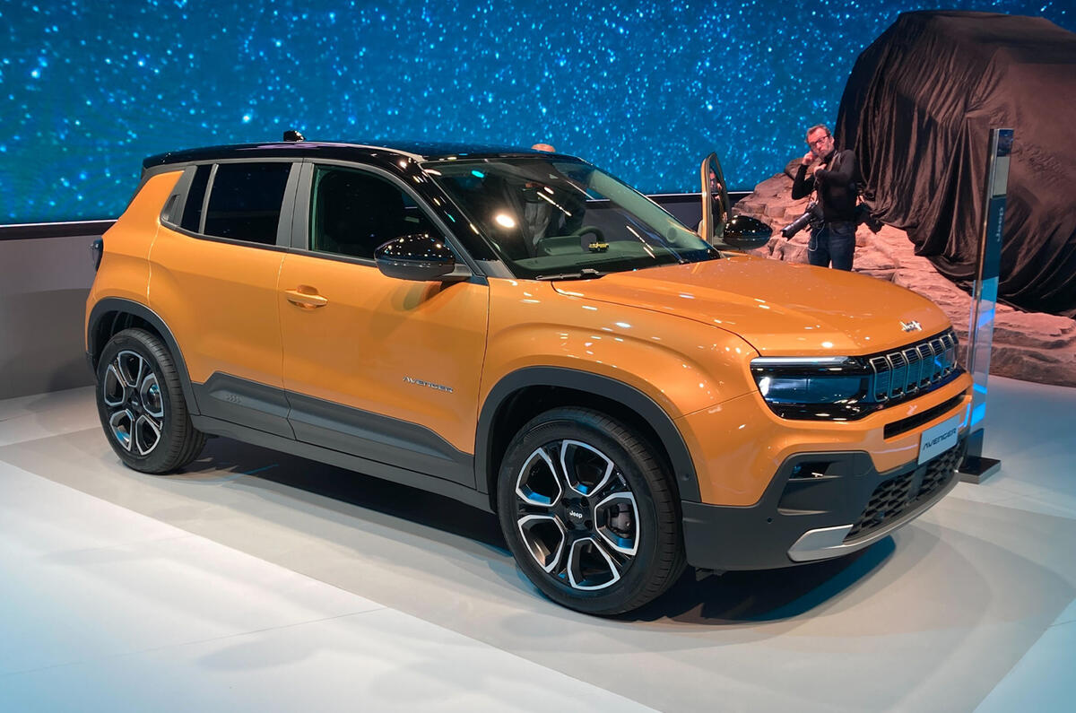 Jeep Avenger 2022 orange front quarter static Paris motor show Jeep Avenger 2022 orange front quarter static Paris motor show