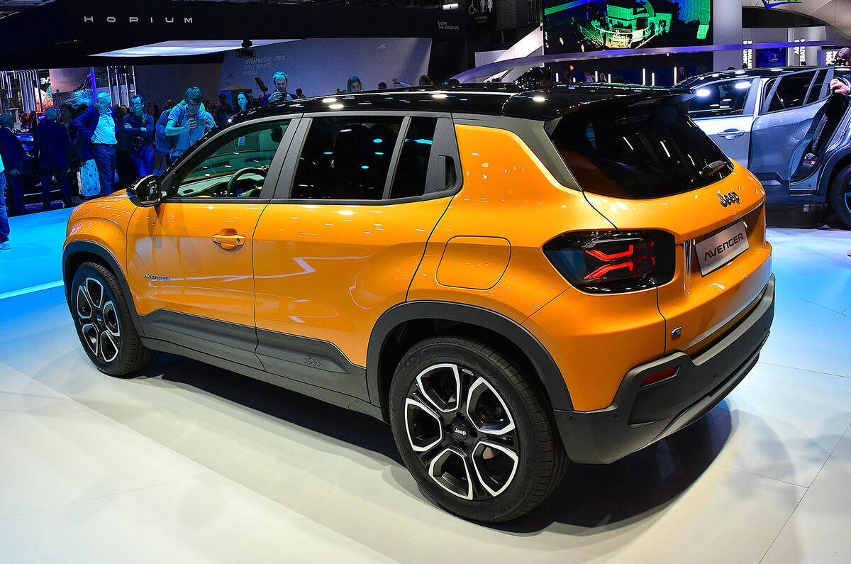 jeep avenger paris motor show 02 side static jeep avenger paris motor show 02 side static