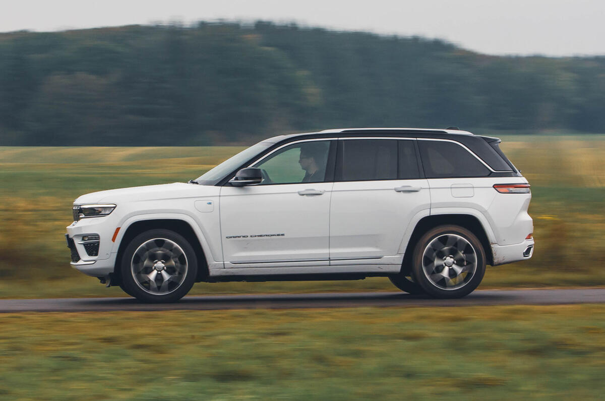 Jeep Grand Cherokee side tracking Jeep Grand Cherokee side tracking