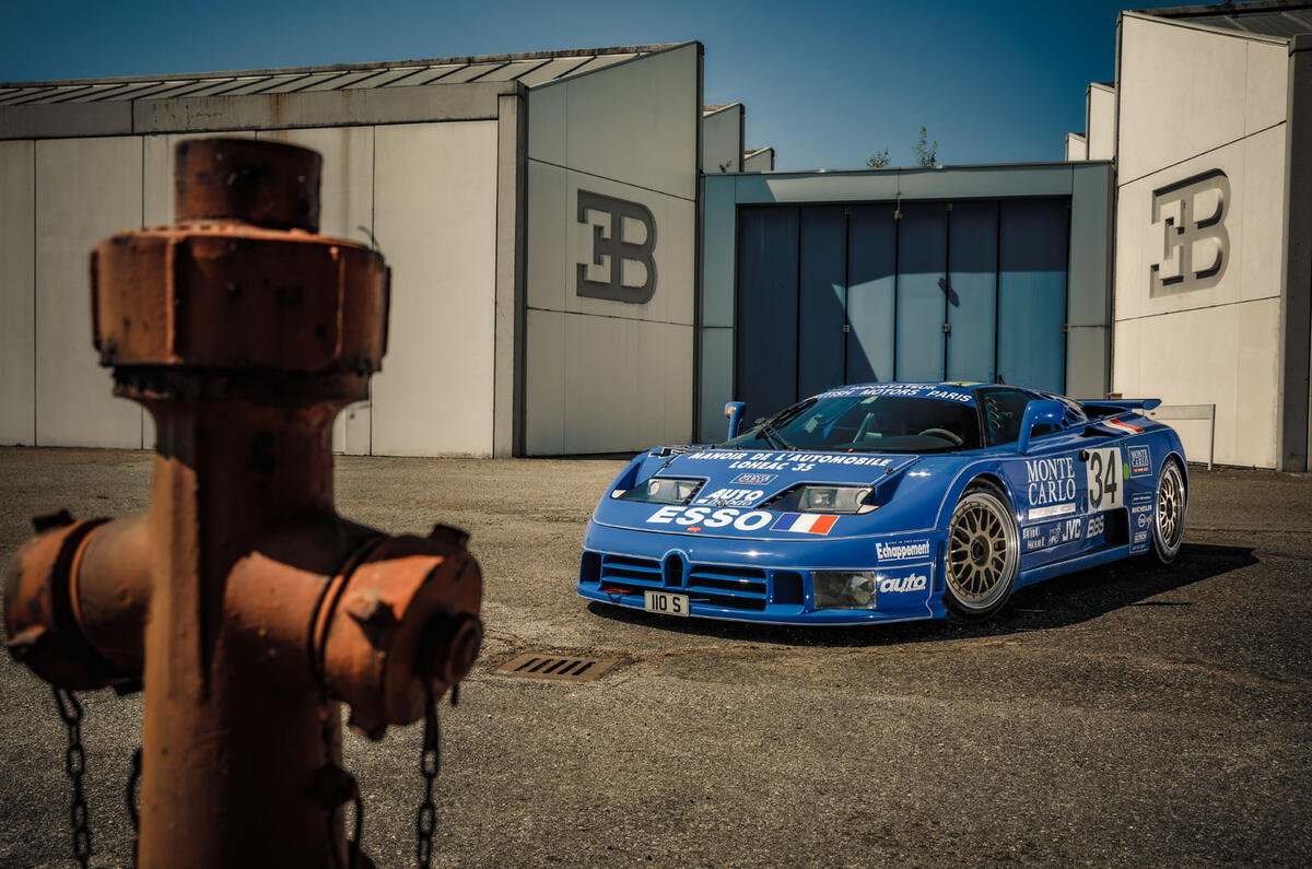 Bugatti EB110 - parked