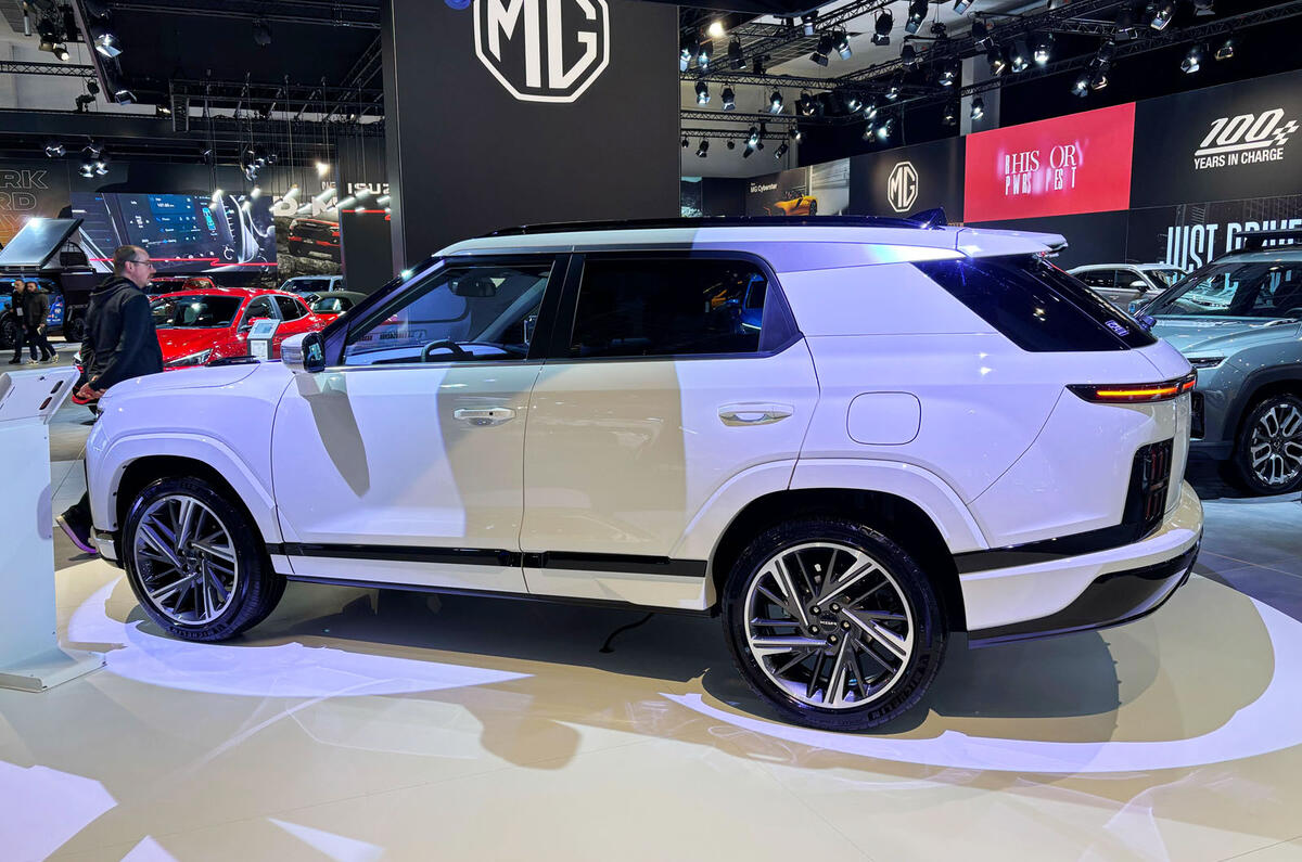 KGM Actyon Brussels motor show side KGM Actyon Brussels motor show side