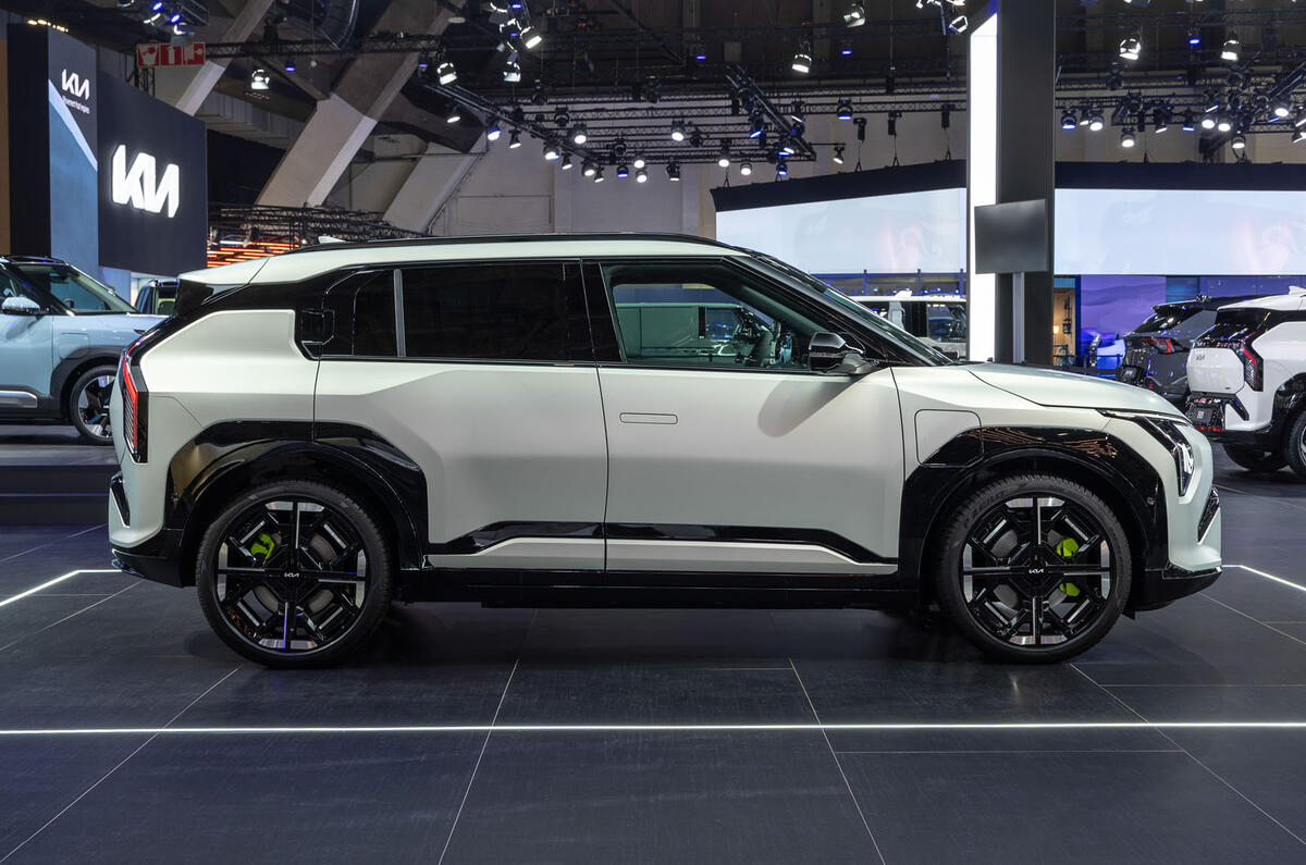 kia ev3 gt ivory silver matt motorshow static highres 06