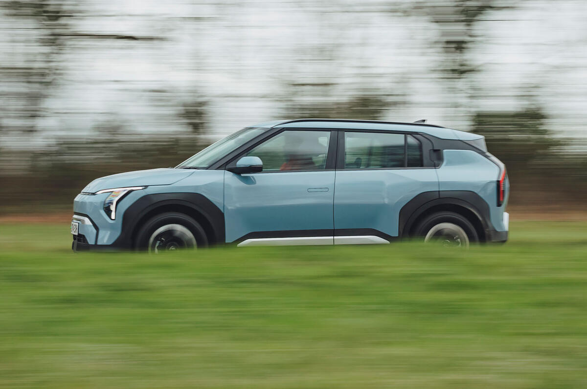 Kia EV3 side tracking Kia EV3 side tracking