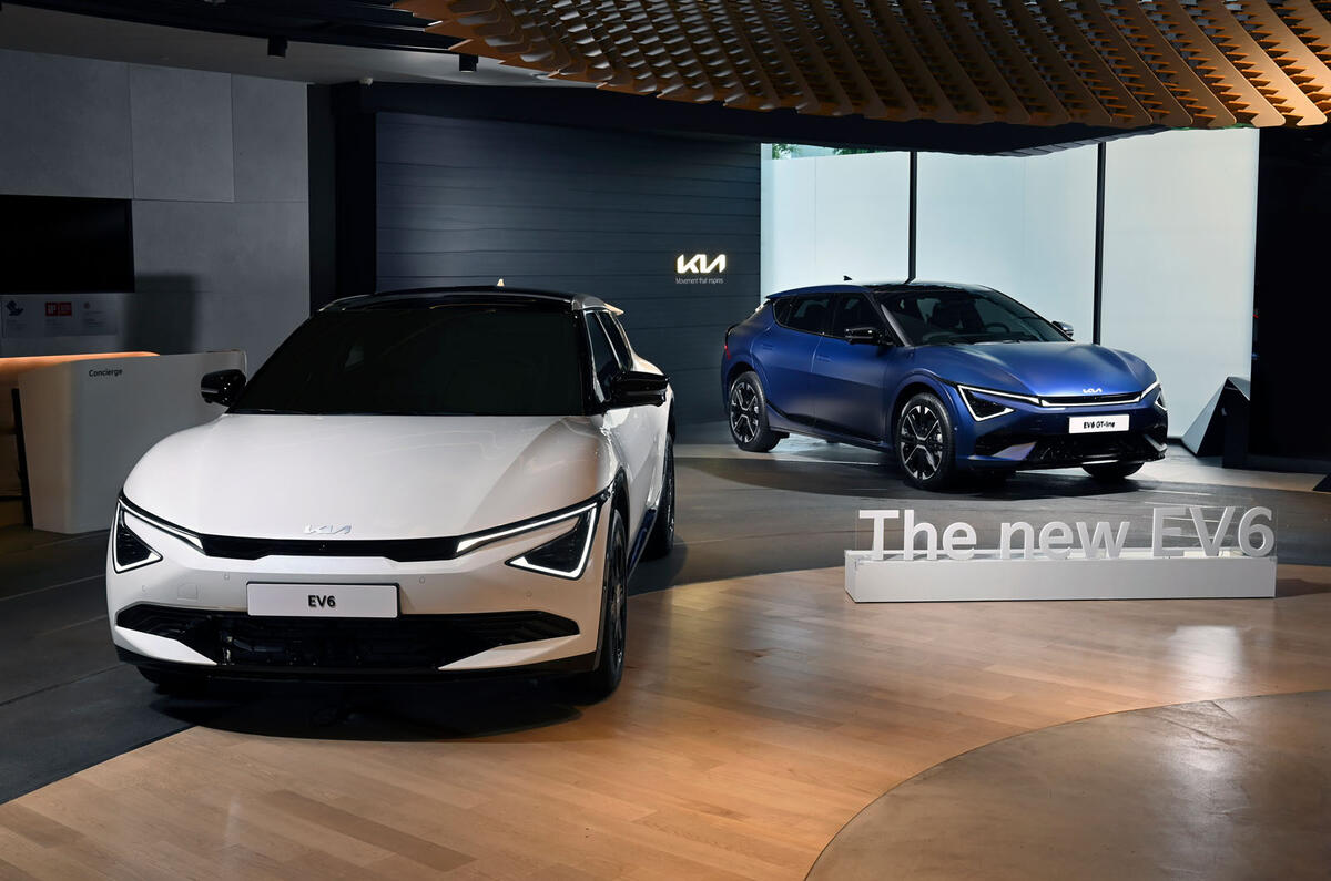 Kia EV6 facelift 2024 front both cars