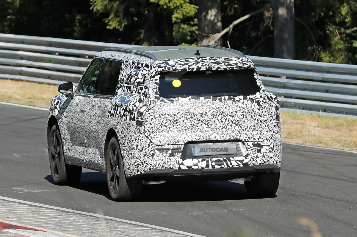 Kia EV9 spies track rear 1
