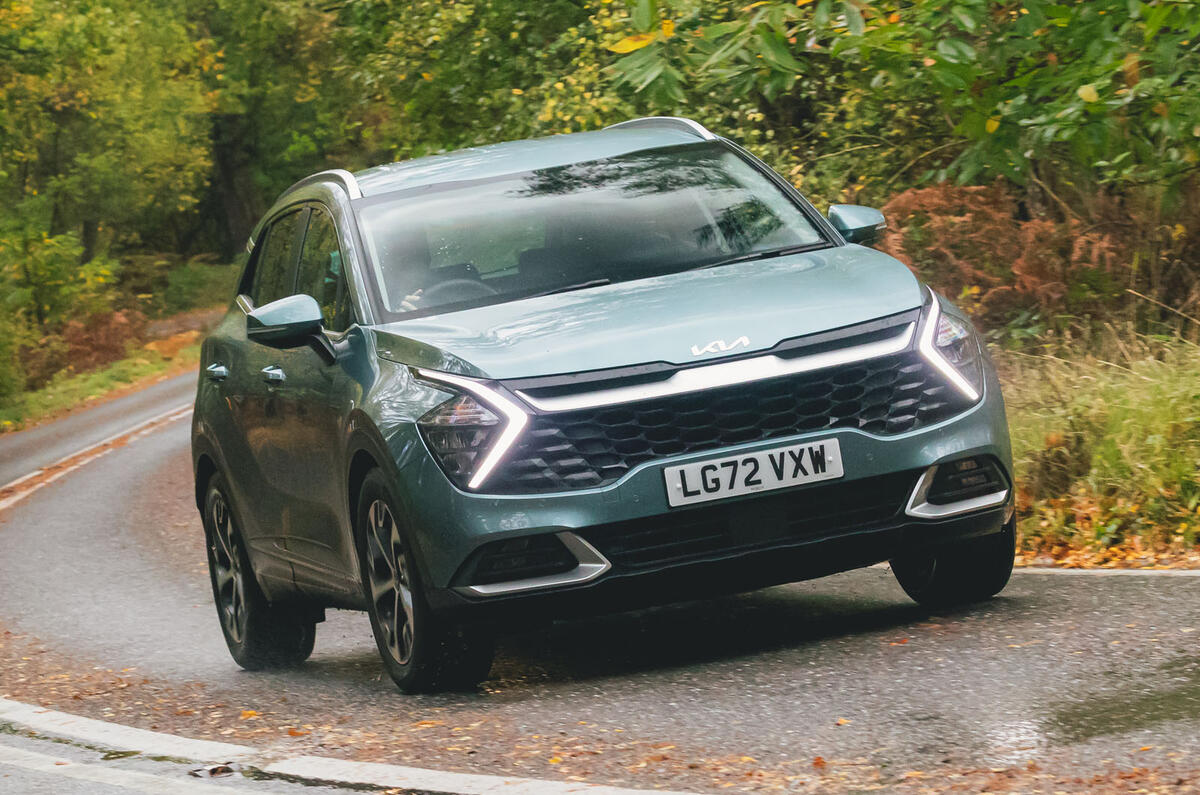 Kia Sportage 2022 front quarter tracking