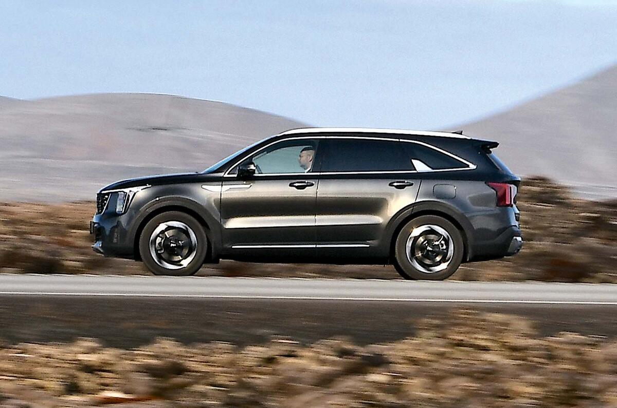 Kia Sorento to Iceland side Kia Sorento to Iceland side