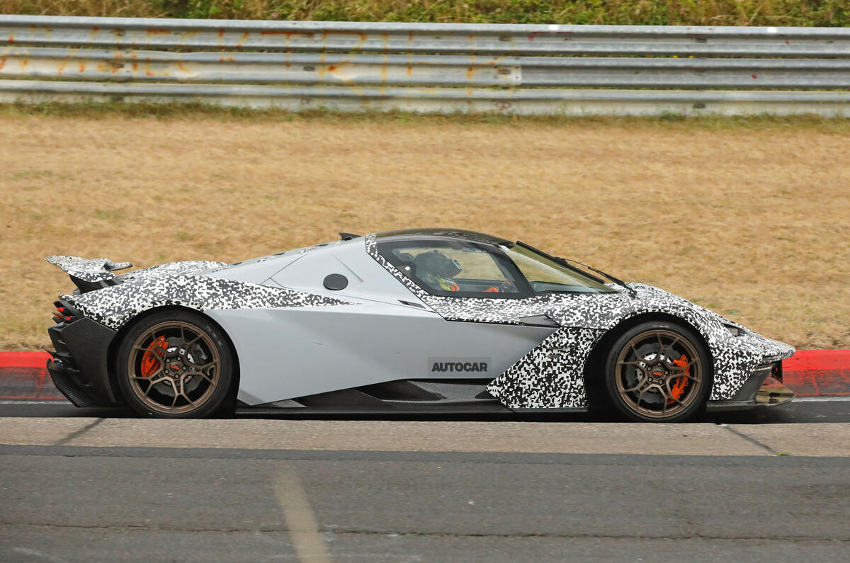 KTM XBow GT2 2022 side tracking