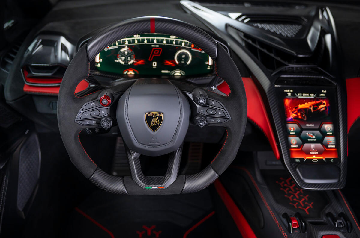 Lambo auto fondo azzurro uniforme 101