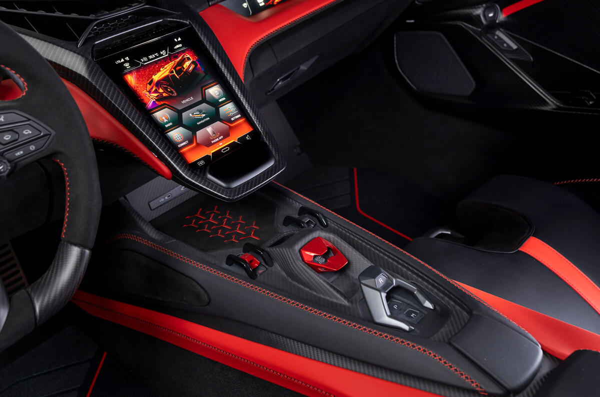 Lambo auto fondo azzurro uniforme 102