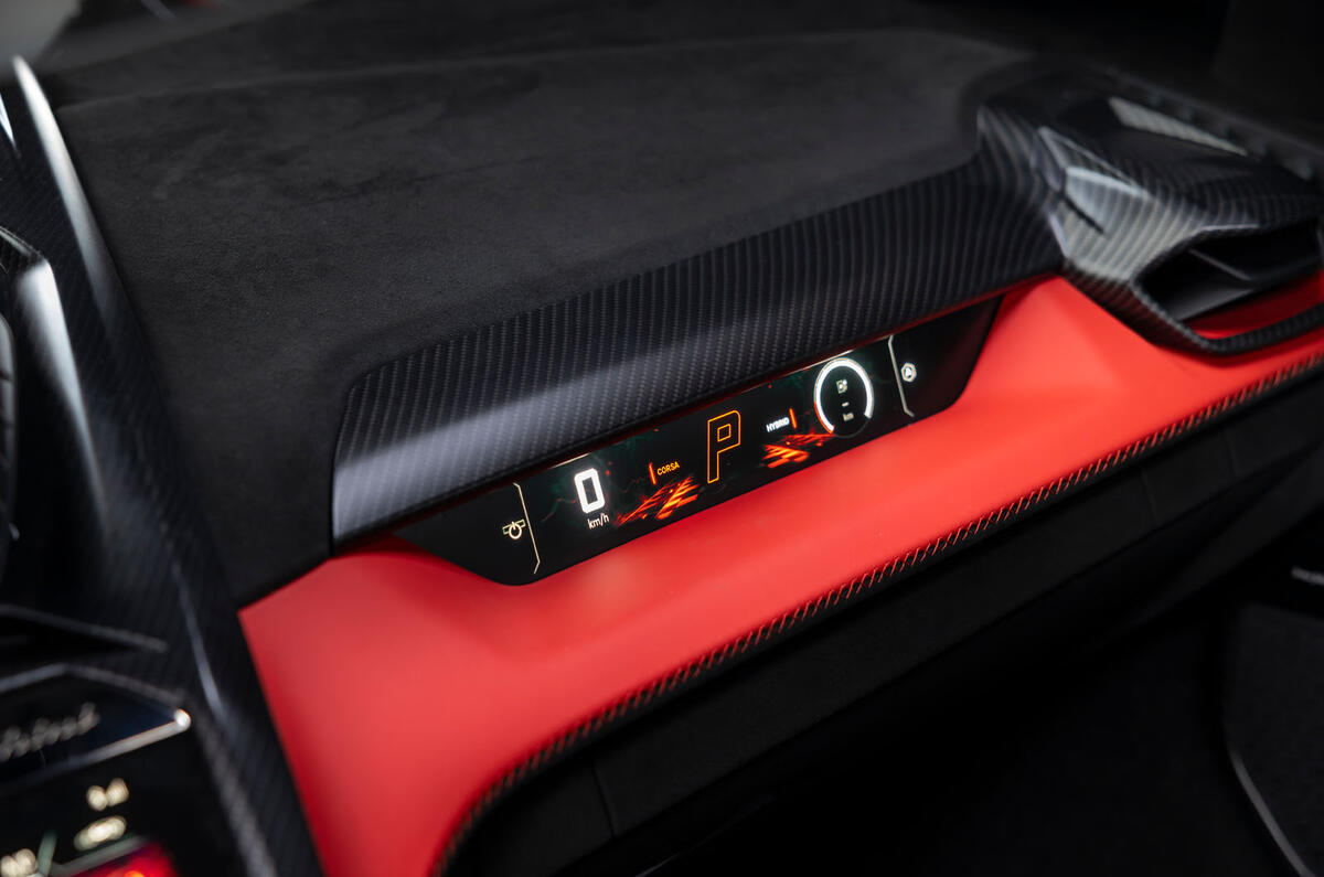 Lambo auto fondo azzurro uniforme 103