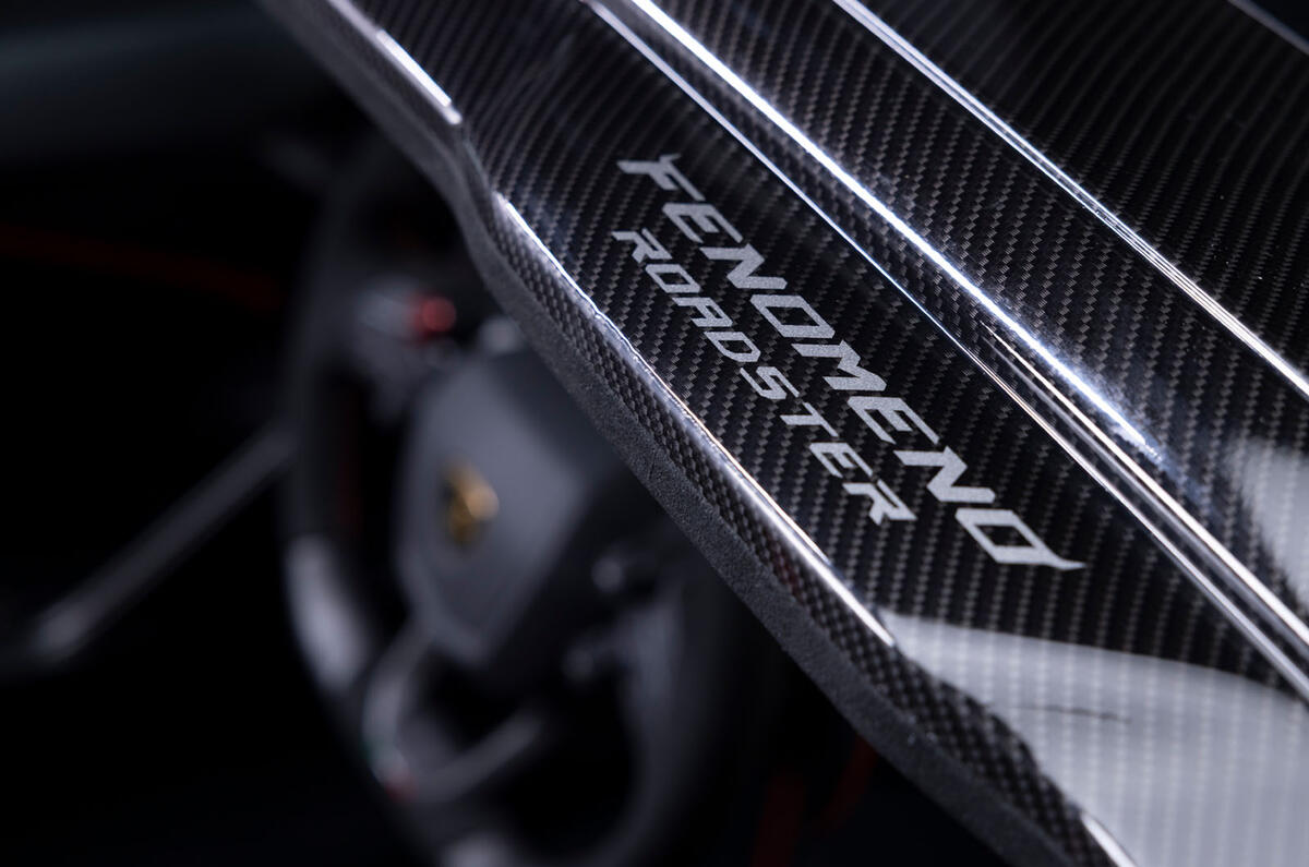 Lambo auto fondo azzurro uniforme 106