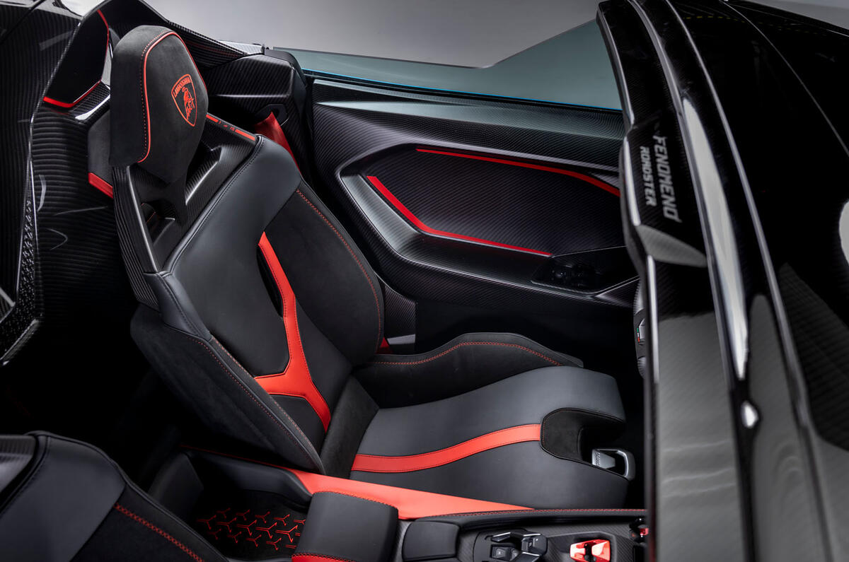 Lambo auto fondo azzurro uniforme 108