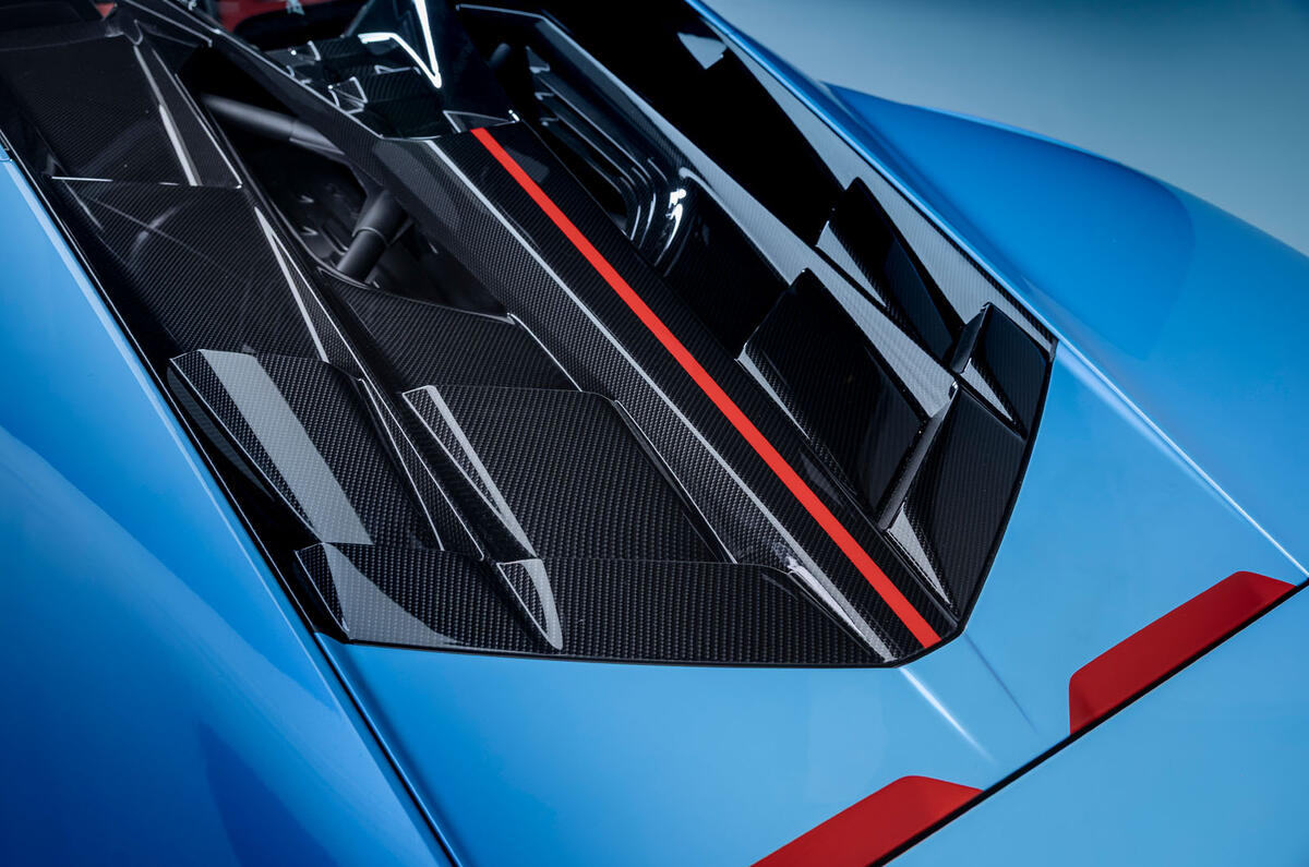 Lambo auto fondo azzurro uniforme 109