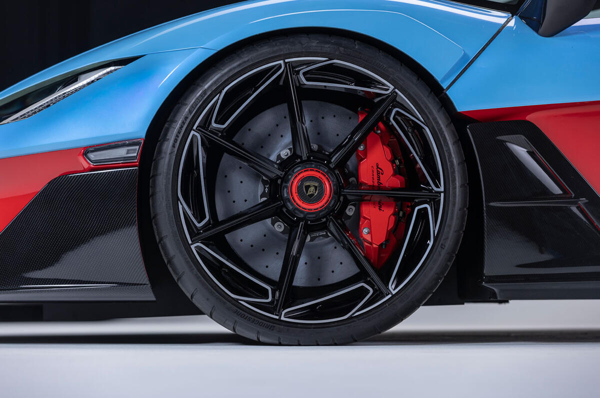 Lambo auto fondo azzurro uniforme 110