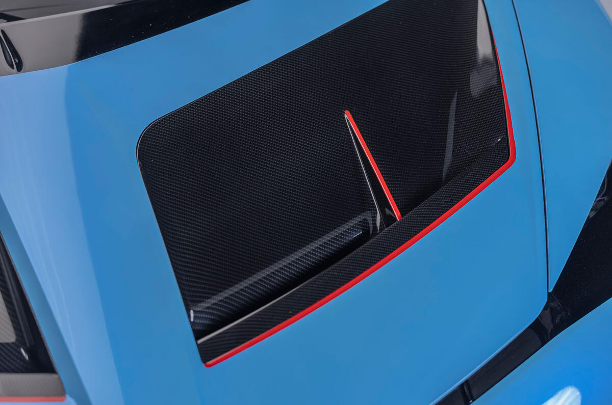 Lambo auto fondo azzurro uniforme 111