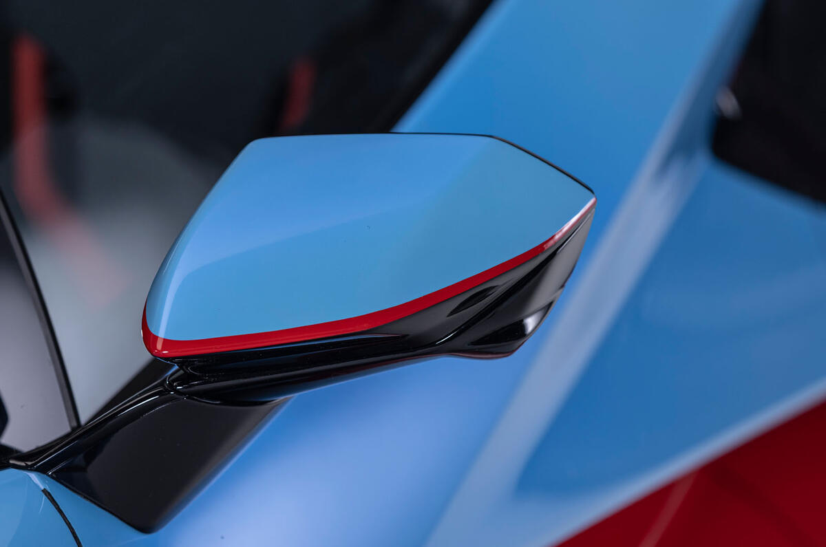 Lambo auto fondo azzurro uniforme 112