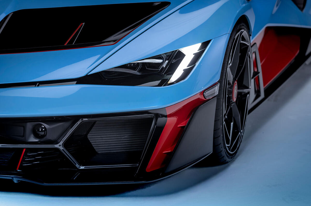 Lambo auto fondo azzurro uniforme 113