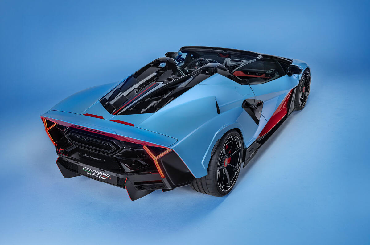 Lambo auto fondo azzurro uniforme 115