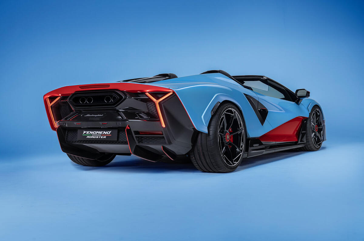 Lambo auto fondo azzurro uniforme 117