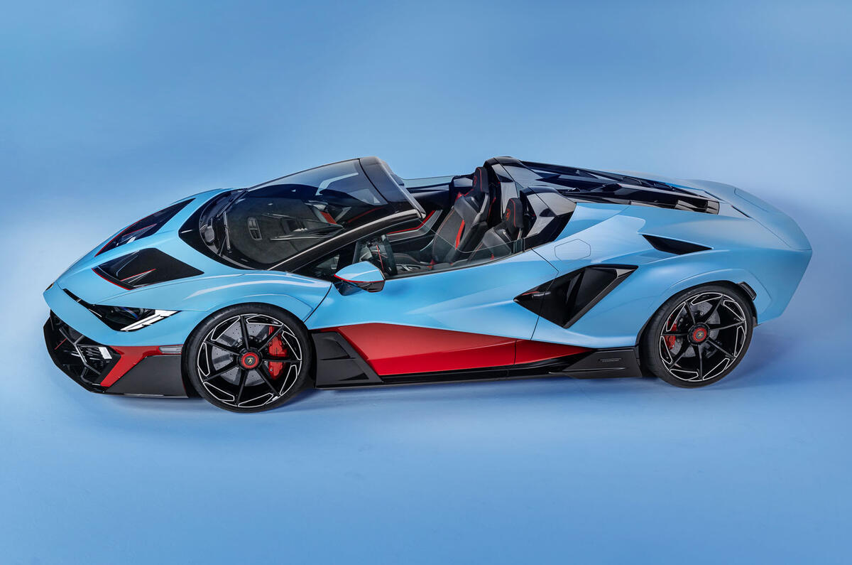 Lambo auto fondo azzurro uniforme 118