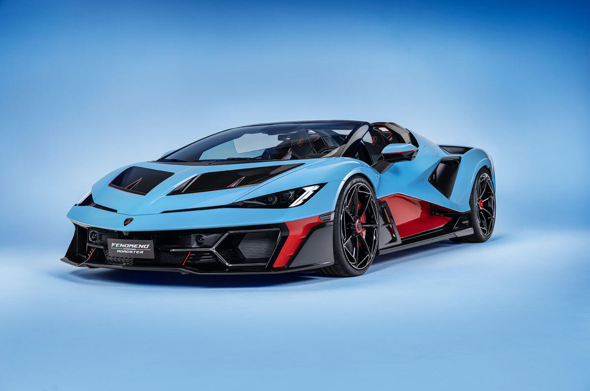 Lambo auto fondo azzurro uniforme 119