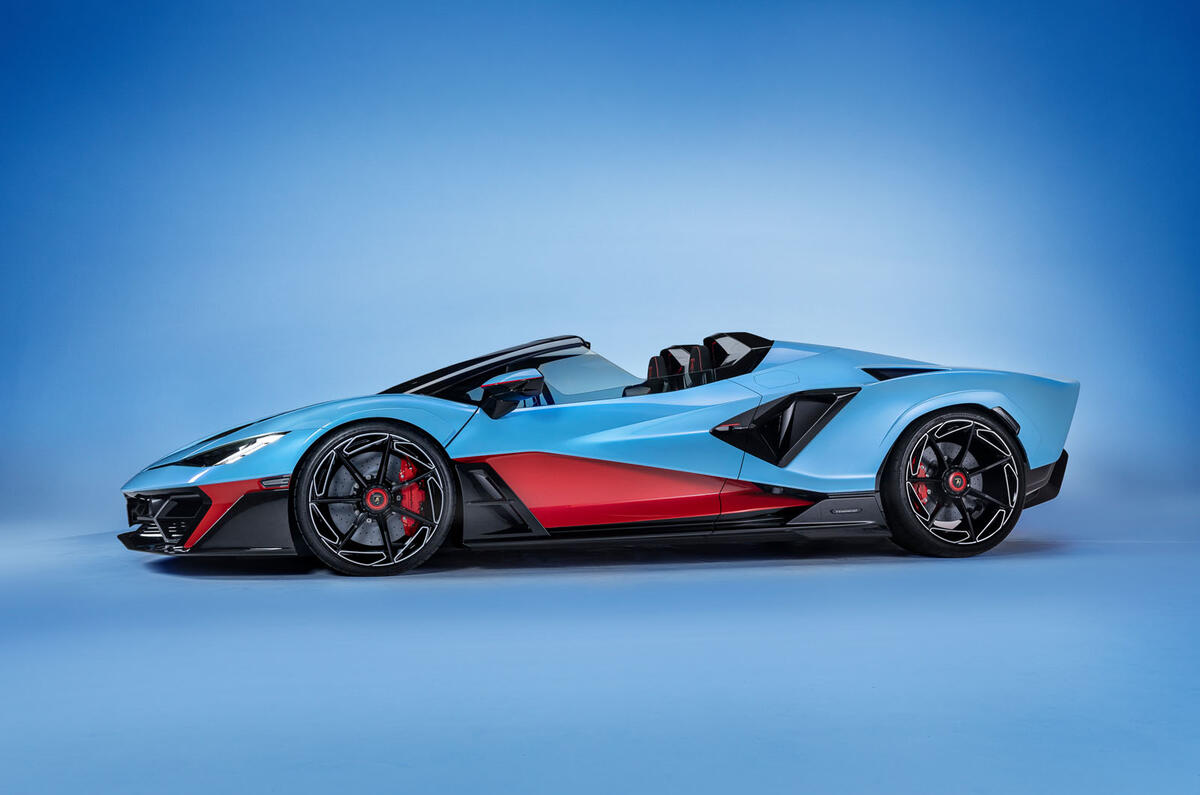 Lambo auto fondo azzurro uniforme 120