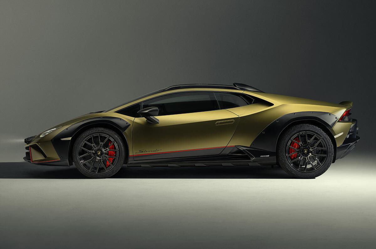 Lamborghini Huracan Sterrato side