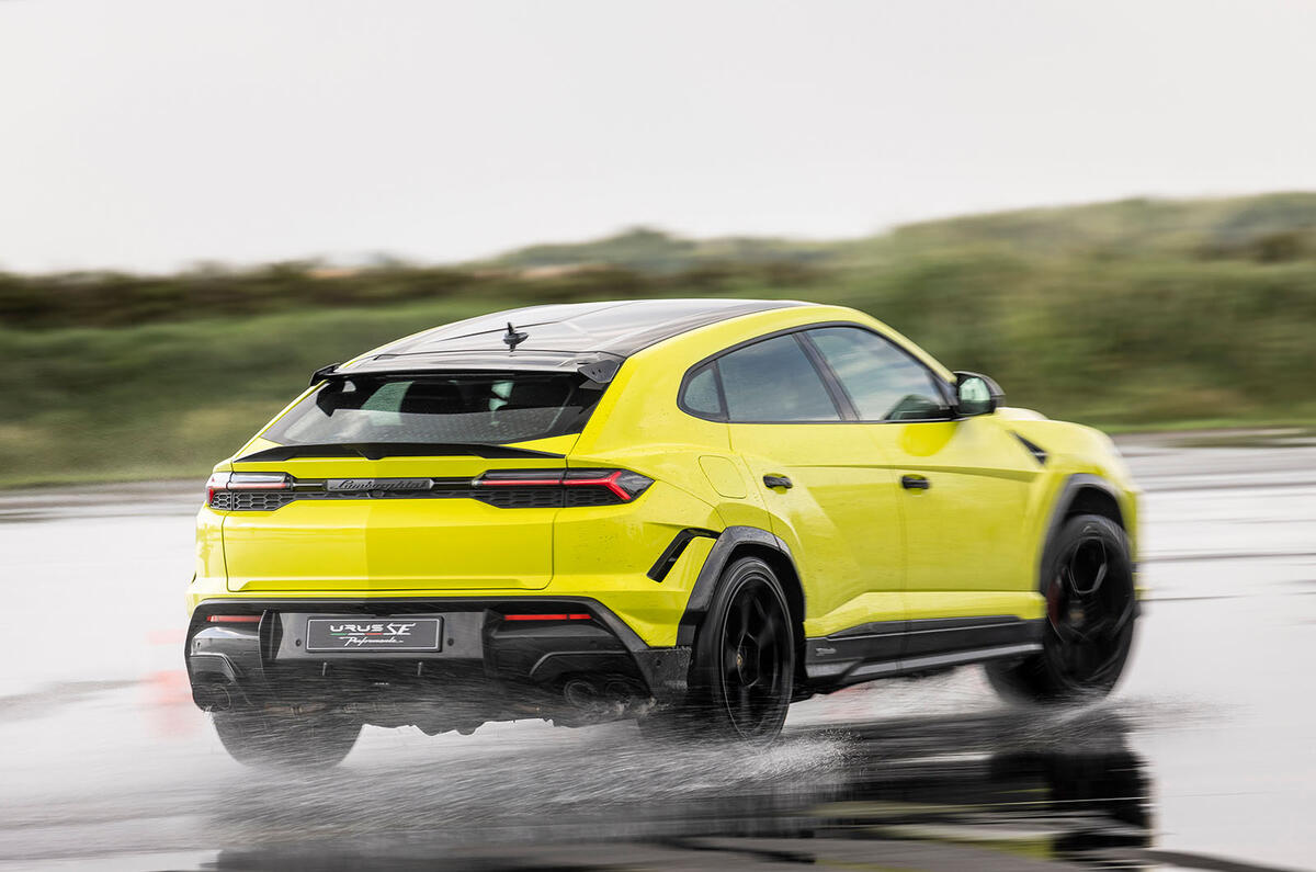 Lamborghini Urus SE Perfomante review 2026 149