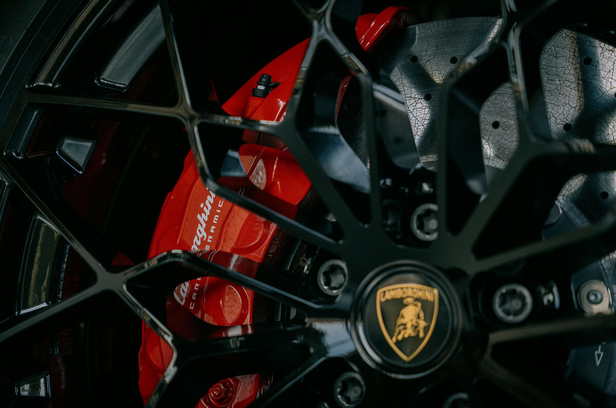 Lamborghini Urus SE Perfomante review 2026 154