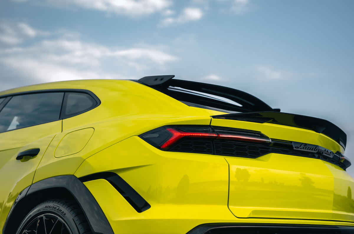 Lamborghini Urus SE Perfomante review 2026 155