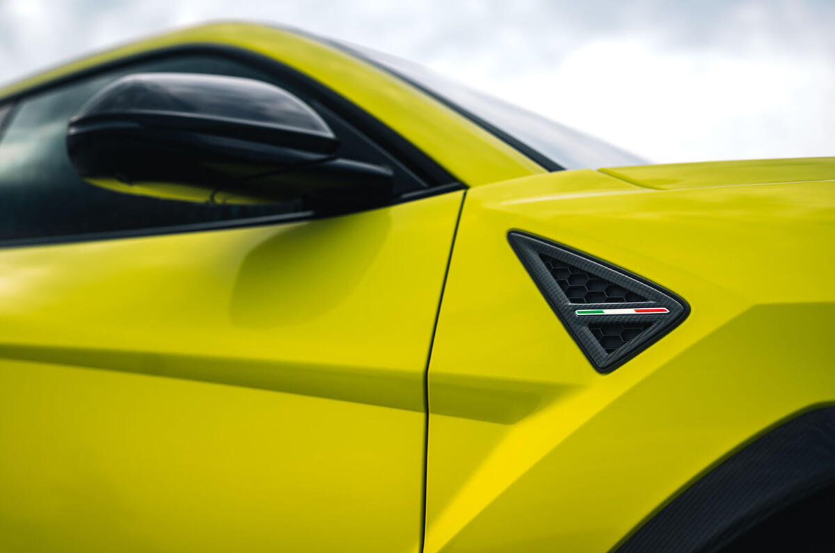 Lamborghini Urus SE Perfomante review 2026 156