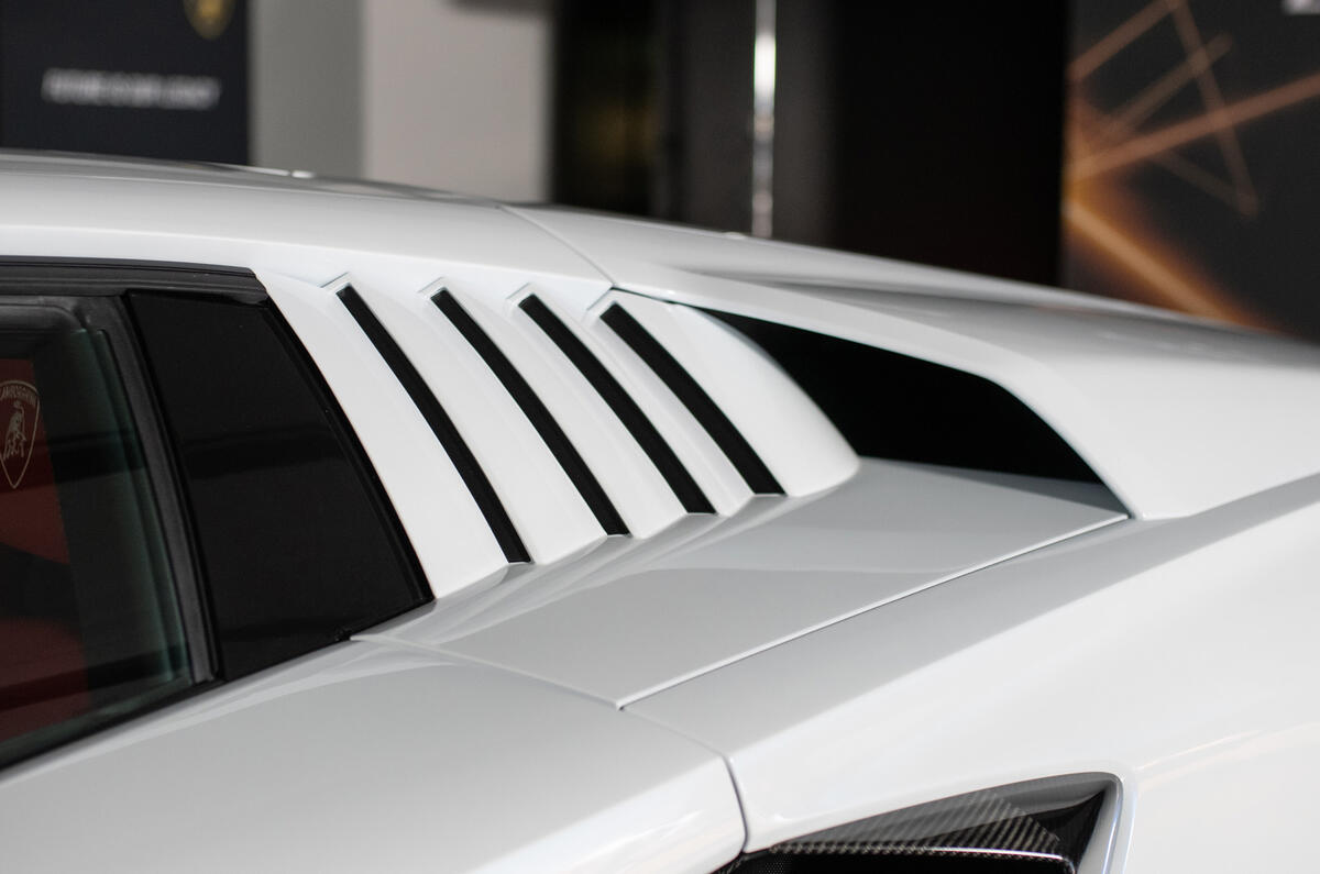 Lamborghini Countach LPI 800 4 (11) Lamborghini Countach LPI 800 4 (11)