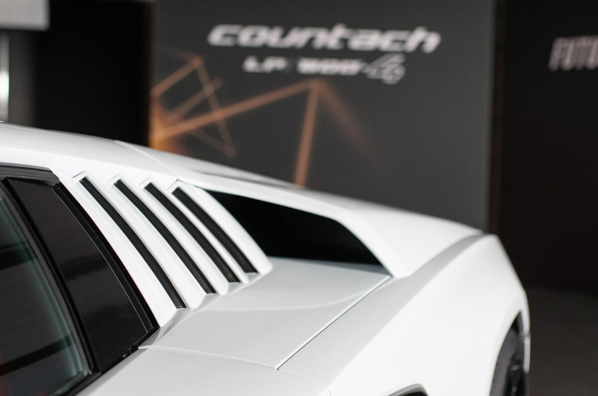 Lamborghini Countach LPI 800 4 (12) Lamborghini Countach LPI 800 4 (12)