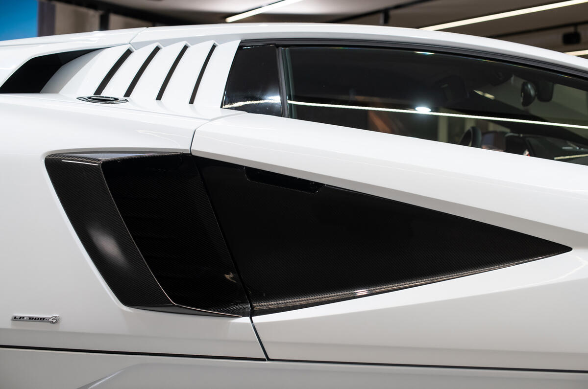 Lamborghini Countach LPI 800 4 (16) Lamborghini Countach LPI 800 4 (16)