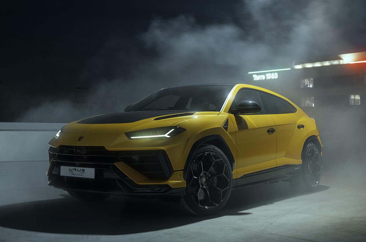 Lamborghini Urus Performante yellow static smoke front Lamborghini Urus Performante yellow static smoke front