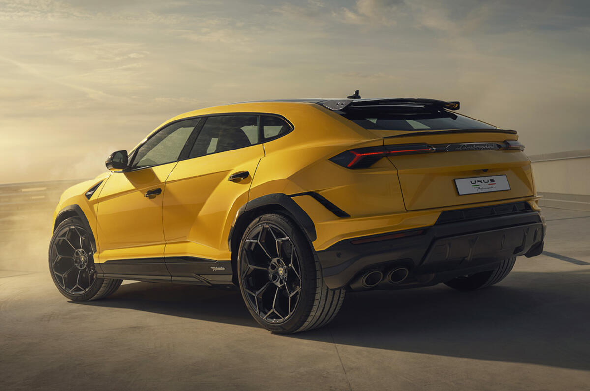 Lamborghini Urus Performante yellow static sunset rear Lamborghini Urus Performante yellow static sunset rear