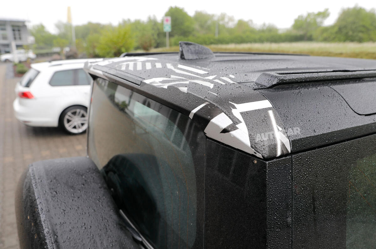 Land Rover Defender camo 1