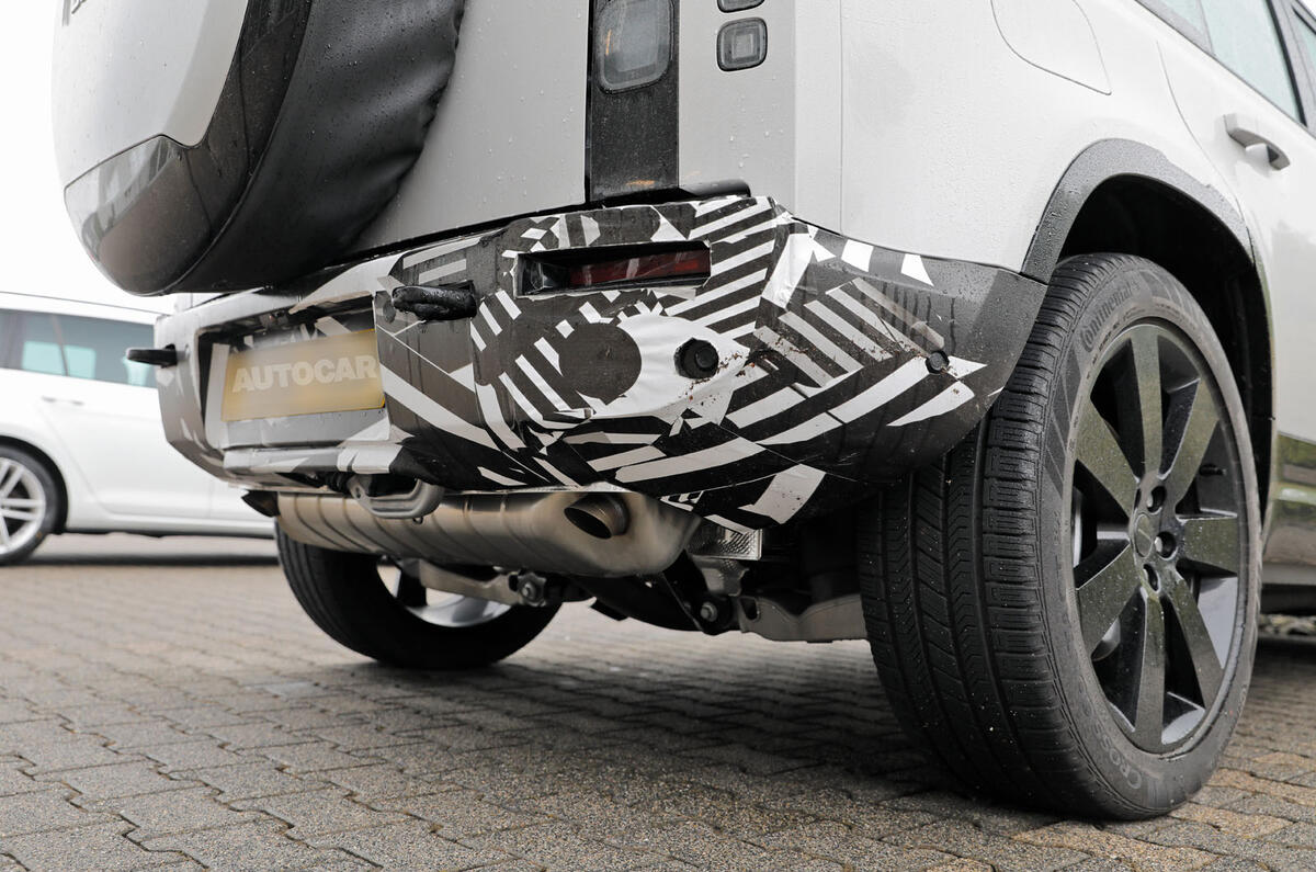 Land Rover Defender camo 2