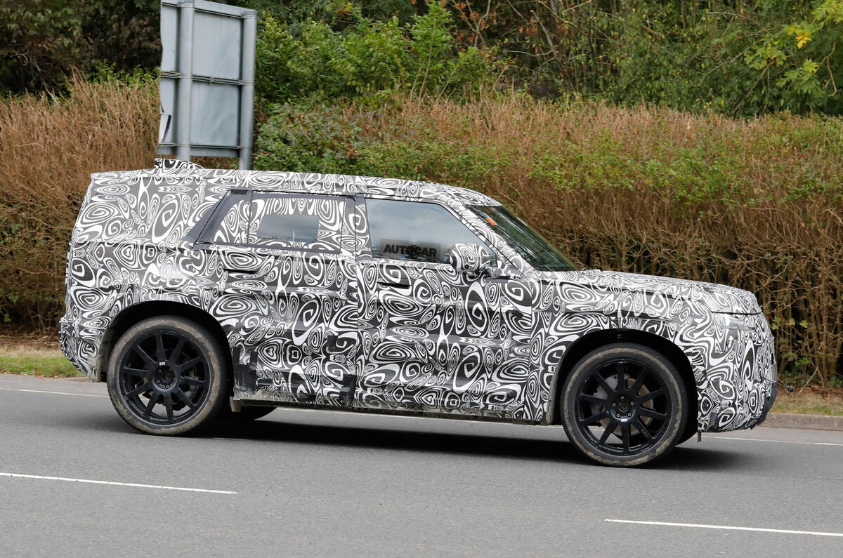 Land Rover Defender Sport camo sep 2025 side tracking Land Rover Defender Sport camo sep 2025 side tracking