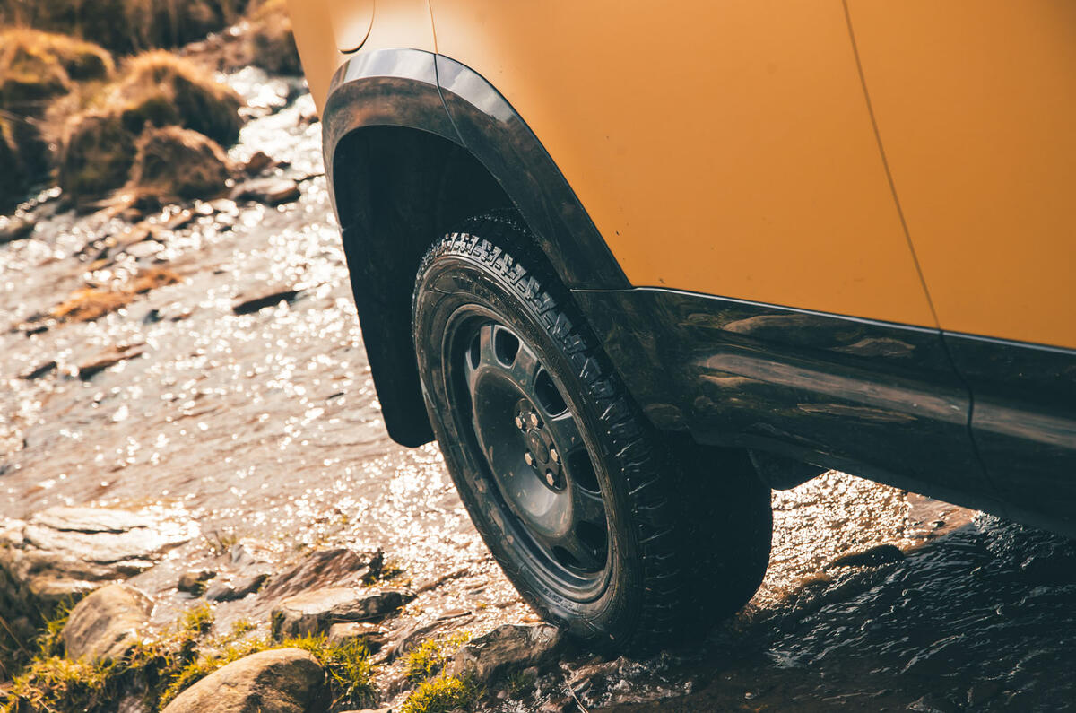 Land Rover Defender Trophy review 2026 047