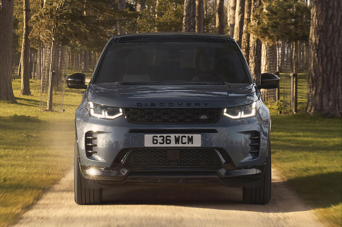 Land Rover Discovery Sport 2023 front tracking Land Rover Discovery Sport 2023 front tracking