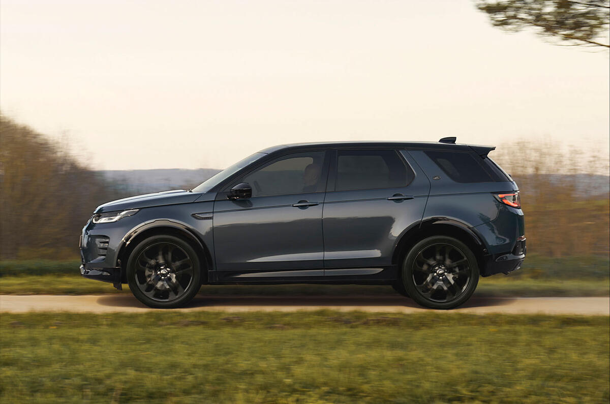 Land Rover Discovery Sport 2023 side tracking Land Rover Discovery Sport 2023 side tracking