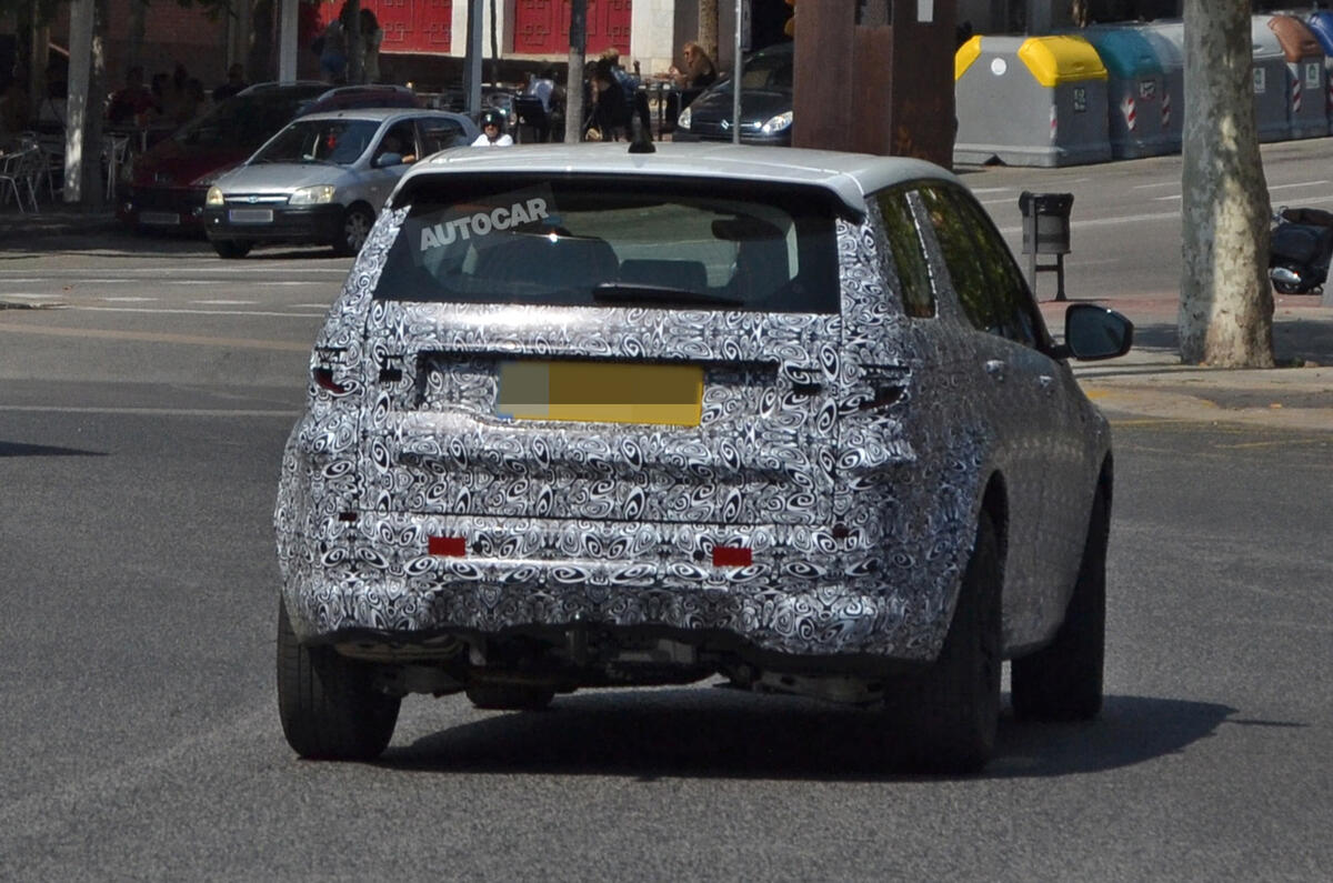 Land Rover Discovery Sport spy shot rear