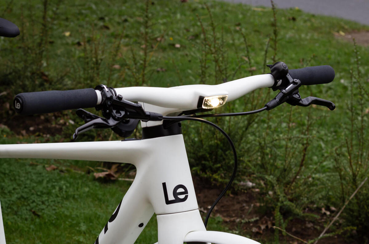 LeMond Prolog handlebars and stem are a single-piece construction LeMond Prolog handlebars and stem are a single-piece construction