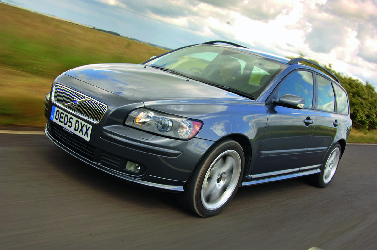 Volvo V70 hero front