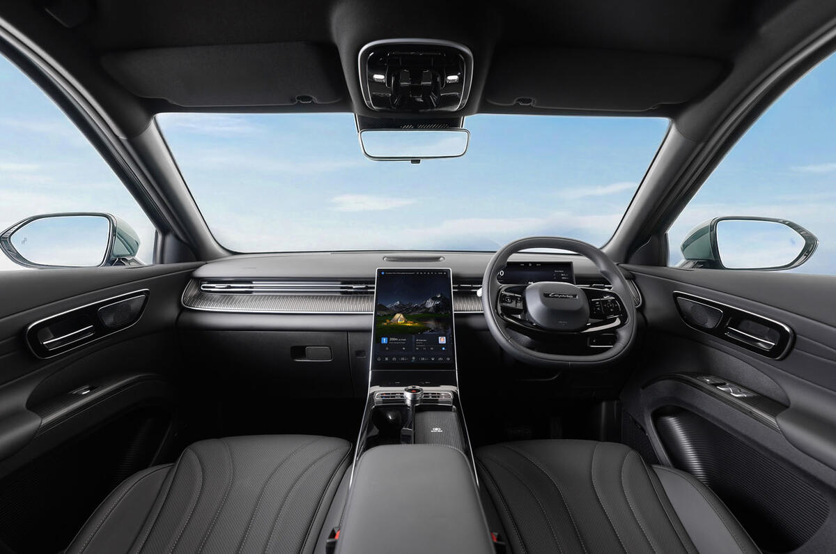 Lepas L8 interior screen