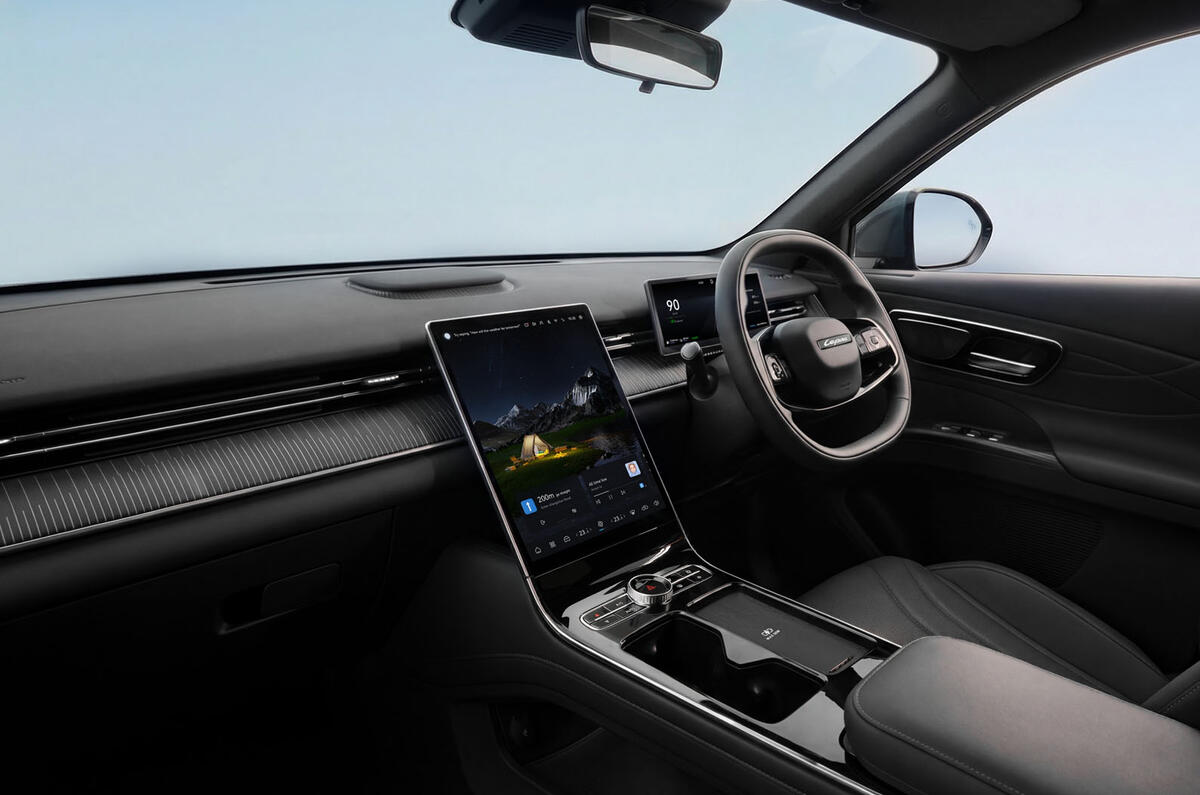 Lepas L8 interior side