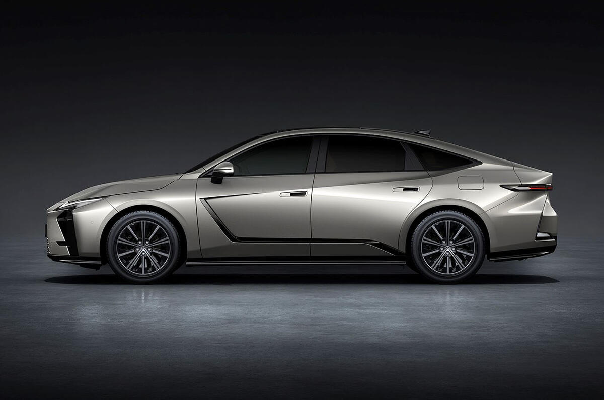 Lexus ES 2026 side Lexus ES 2026 side