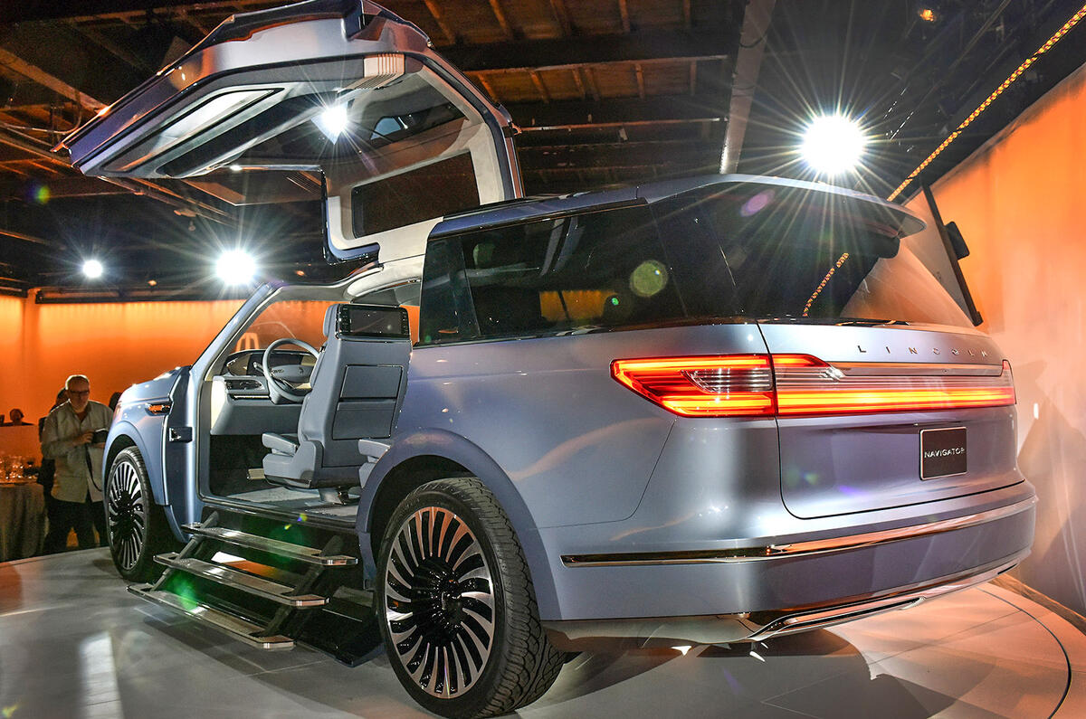 Land Rover Discovery >> Lincoln Navigator large SUV concept revealed in New York ... Land Rover Discovery >> Lincoln Navigator large SUV concept revealed in New York ...